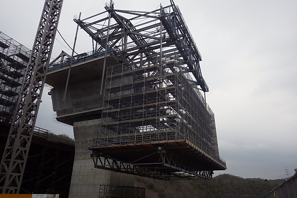 私達は、高知県高知市に本社があるPC橋梁上部工事に関わる鳶作業を主体基盤とした橋梁鳶・PC工事を施工する会社株式会社田口組です。